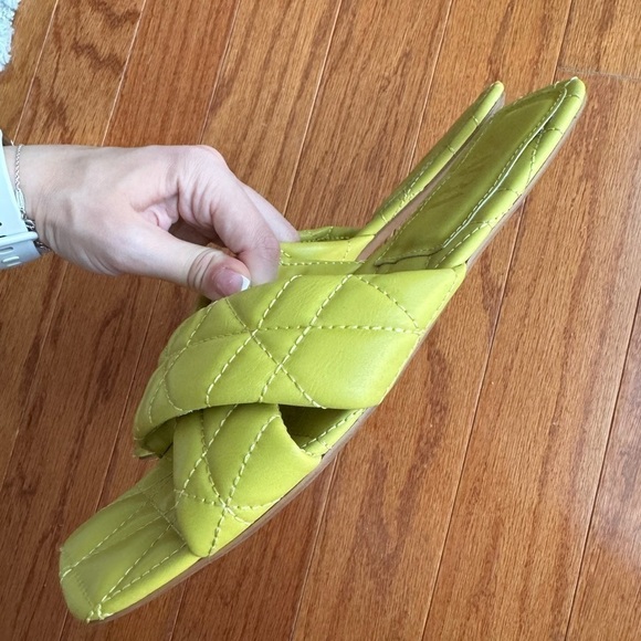 Zara BLOGGERS FAVORITE Lime Green Quilted Flat Sandals - Picture 9 of 10